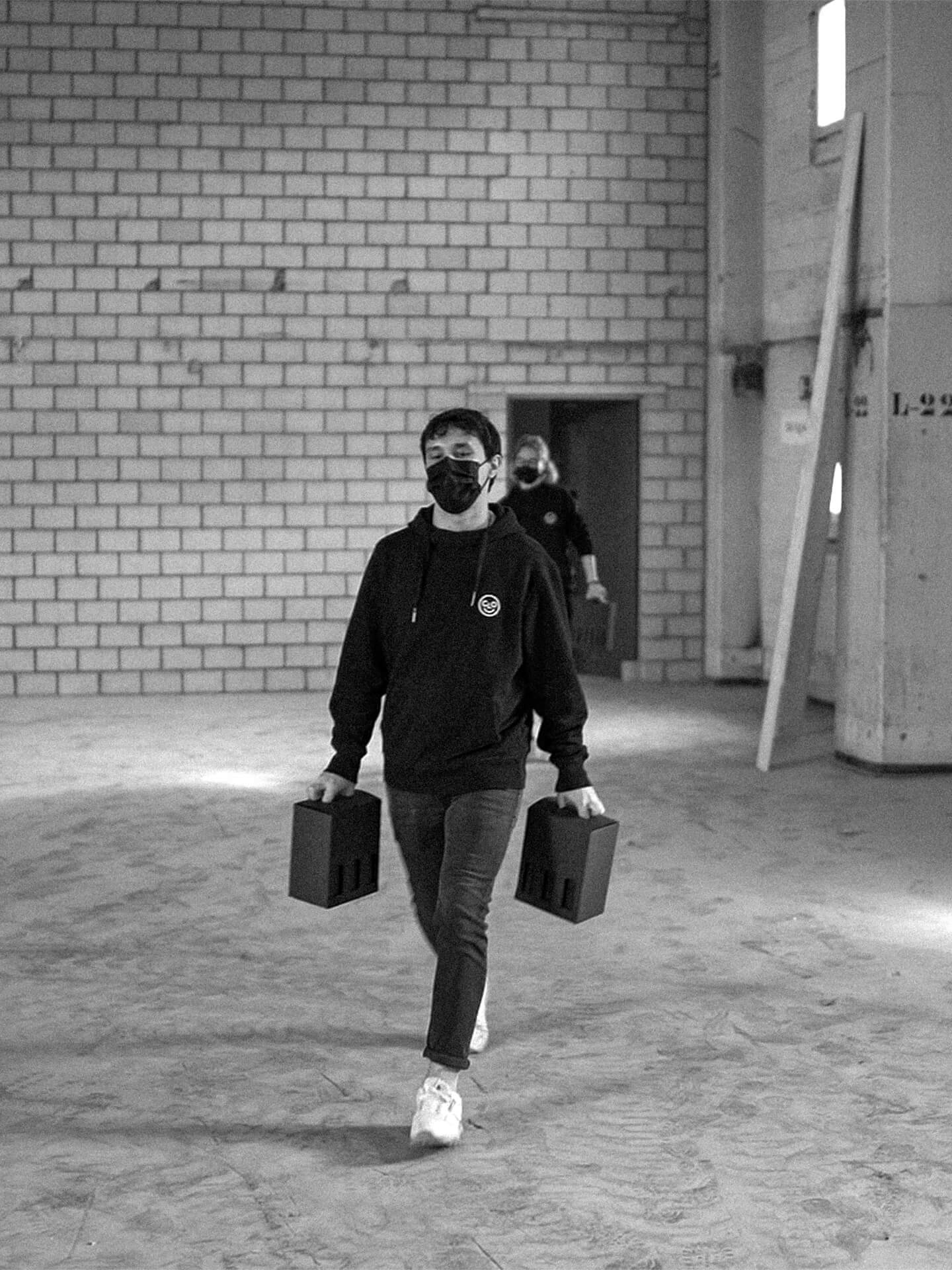 Cyrill packt an beim Bierkisten schleppen.