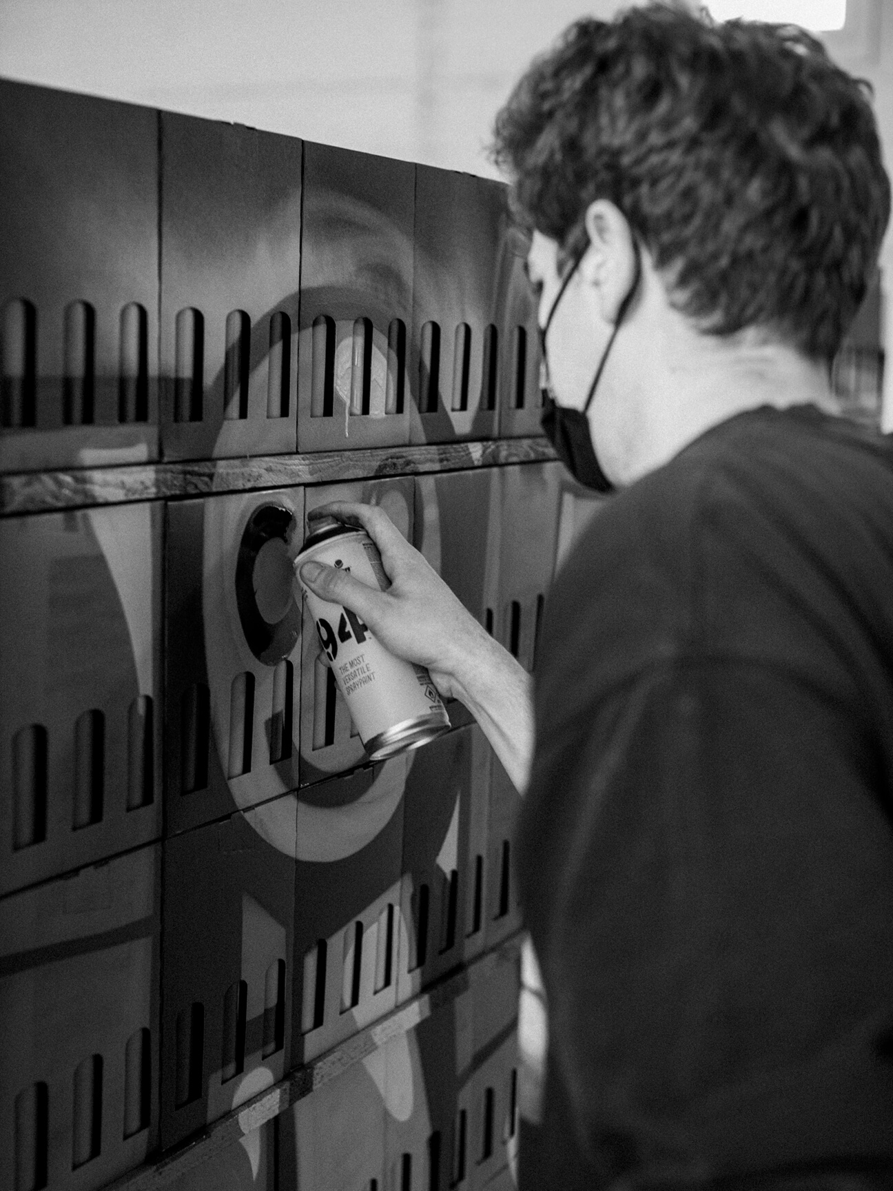 Mit der Dose wird unser Logo auf die Wand gesprüht.