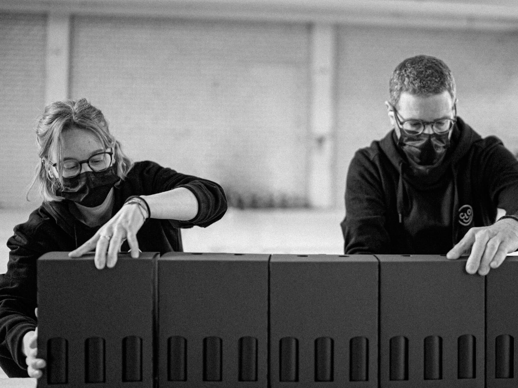 Gemeinsam stellen wie unsere Wand aus Bierkisten auf.